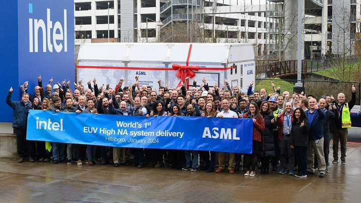 巨頭英特爾近日喜獲業內首臺具有 0.55 數值孔徑（High-NA）的 ASML 極紫外（EUV）光刻機