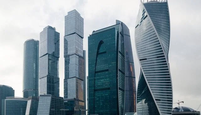 俄羅斯計(jì)劃 2025 年生產(chǎn) 1000 個(gè)國產(chǎn) 5G 基站，從而加快百萬人口城市 5G 網(wǎng)絡(luò)的部署進(jìn)程。