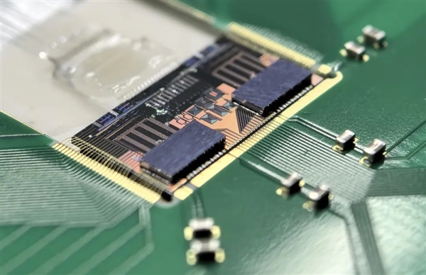 國內(nèi)首款2Tb/s 3D集成硅光芯粒成功出樣 華為、英偉達(dá)等巨頭都在押注
